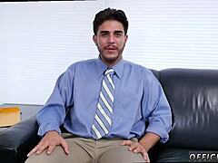 عارضو ملابس داخلية سباحة يغرون بحركات مثيرة في مشهد إنعاش قلبي رئوي حار مع شباب