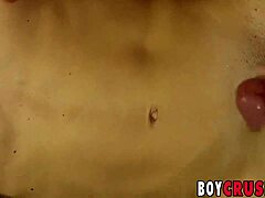 Homo thug Benjamin Riley sukeltaa suoraan soolo runkkaukseen