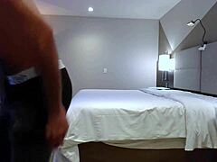 Hei, curios despre această sesiune de masaj bisexual sălbatic?