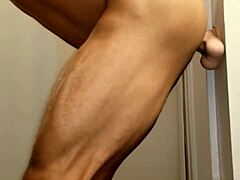 Ivory White si užívá před sprchou