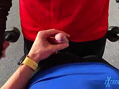 Twinks suger hardt i offentlig utendørs blowjob-økt med kuksuget