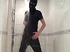 Мастер в синих джинсах умывается в ванной сцене