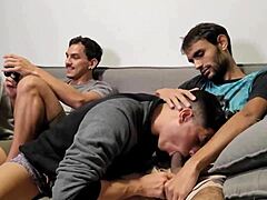 与朋友聚会玩电子游戏变成了大乱交！Juninho Oficial 和 Henrique Alagoano 上场