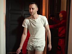 Dom sexu, mladý muž dáva divokú feláciu