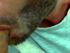 Gay nyilvános keresgélés intenzív szopással hatalmas szörny faszra.