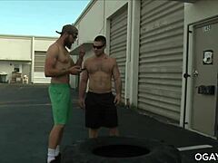 Trenink tvrdě pak šukání gay zadku v šatně tělocvičny.