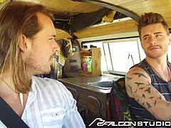 Човече, покупили смо овог геј младића и добро га испекли на ражњу!