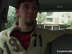 Horny twinki dražijo z divjim igranjem s kurcem