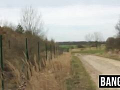 Para ile Baştan Çıkarılan Genç Homo Açık Havada Kıç Sikişmesine Başlıyor