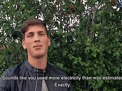 Σέξι τουίνκ βογκάει σε δημόσιο γάμα κώλου