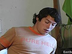 Χωριάτικοι twinks ο Leon και φίλος σε καυτό γαμήσι