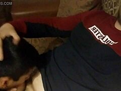 Seorang lelaki nikmati blowjob selepas sesi kongkek panas Mexico