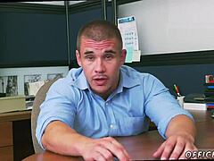 صبي لوطي ودوم يرشون كثير في عمل جماعي