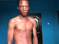 Kåt twinkkille smeker massiv svart kuk