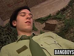 Čoveče, ja sam vojnik koji jebe twinka dok ne prska ogromno!