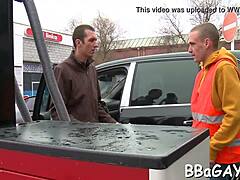 Hej, hočeš videti grobo homoseksualno akcijo z umazanimi cum shots?