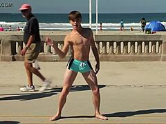 Twink danst op het strand, toont zijn speedo bobbel. Novinho beweegt met stijl.