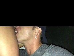 Hurtig snak på klub toilettet.