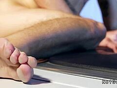 gay analní bušení v kabrioletu pod půlnočními hvězdami