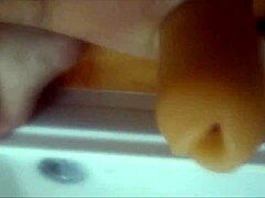 浴室乐趣变胖子独自手淫