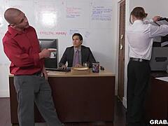 Δεν είμαστε συνηθισμένοι σε αυτό στην Ευρώπη, αλλά το Grabass XD15605 μας έκανε να ξεφαντώνουμε με τεράστια πούτσα στο γραφείο