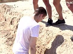 Kaspar nimmt hartes Fisting outdoor auf der Schaukel