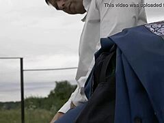 見てよ、隣の男がストリップして裸でボクシングするよ！スーツの男たちとのワイルドなアウトドアシーンで