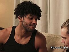 קוורטרבק גיי קודח את הצ'ירלידר הבלונדינית קשה. זה סצנה פרועה בחדר ההלבשה!