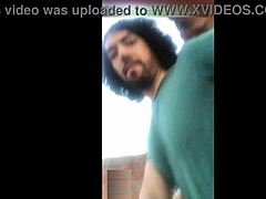 आज़ोटिया पर टपकती हुई, बहुत वाइल्ड लगती है