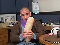 Diesel sidottuna maistelemassa kullia intensiivissä rotujen välisessä homo videossa. Se on raakaa ja villiä toimintaa!