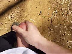 Дърпам си косматия кур на открито