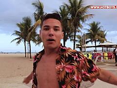 Testen van de stoute nieuweling met een lekkere greep