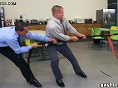 同性老板和同事周五搞笑狂欢