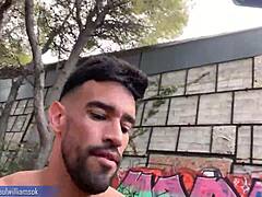 فتى مجنون ساخن يخلع ملابسه في مبنى مهجور لإثارة جامحة. لازم تشوف.