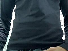 Горячий высокий твинк шлепает и дрочит свой вкусный член