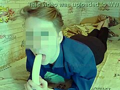 Poglej, kako ti pokažem, kako sesati banano z deepthroat spretnostmi.