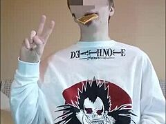 Verdorie, deze jongen slikt sperma uit gebruikt condoom