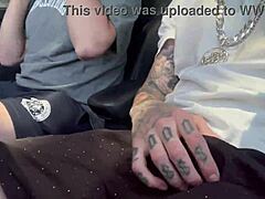 Cliente joven chupa mi polla monstruosa en el coche con acción de garganta profunda!