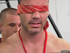 マッスルハンクたちのヌードカウボーイセックスでアスにクム！