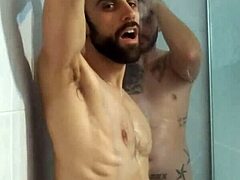 Tomando banho nu com o pau sem corte do meu amigo hetero
