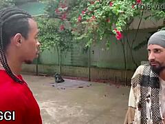 Ο ορντινάτος άστεγος γαμάει με τεράστιο καυλί.