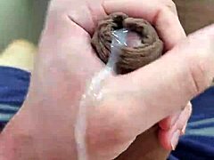 Novinho z dużym kutasem czuje intensywną radość podczas rżnięcia i mocnego wytrysku