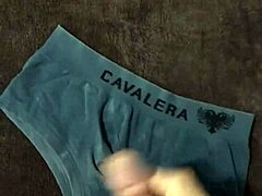 Само се тучем и свршавам тако јако!