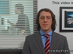 Gej kolege sisaju i jebu jako u kancelarijskom prostoru