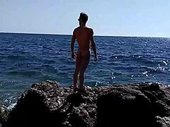 Ubeskjært kuk som blinker i offentlig nakenhetssamling