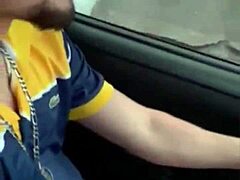 Onanuje v aute počas divokého šoférovania