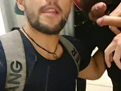 ¿Quieres chupar estas pollas en el baño del metro conmigo?