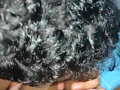 Hubený černý twink dává amatérský blowjob příteli kamaráda