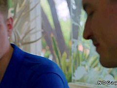 Känd podcaster knullar sin fan hårt på soffan