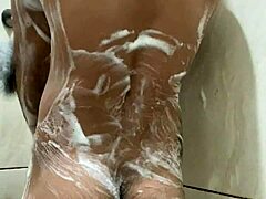 Aufwärmen vor dem Gangbang, Mann, das wird wild. Kann's kaum erwarten auf den riesigen Schwanz!